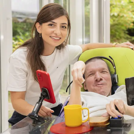 Pflegerin mit Rollstuhlfahrer
